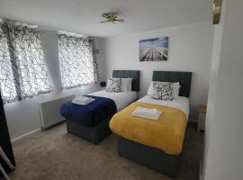 Spacious serviced home with free parking & Wi-Fi, lägenhet i Willenhall