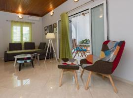 Thano's stylish flat just 150m to the beach, budget hotel sa Faraí
