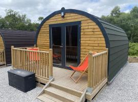 Great Oak Pod 9 Pet Friendly, holiday home in Neath