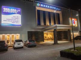 Mahkota Hotel, hotel con parking en Genteng