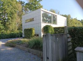 Woning gelegen in rustige bosrijke omgeving，Wingene的飯店