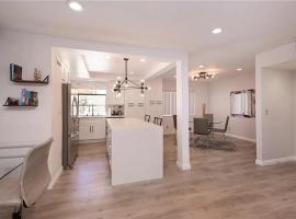 Private room in beautiful modern Calabasas townhouse、カラバサスのアパートホテル