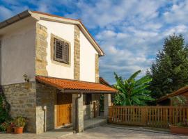 Istrian Stone House with a big garden, aluguel de temporada em Marezige