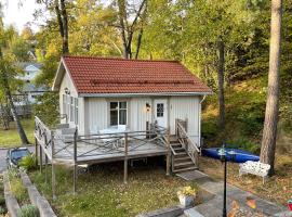 Viesnīca Cozy cabin, neighbour to lake & national park pilsētā Tyresö