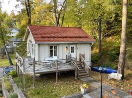 Cozy cabin, neighbour to lake & national park, hotel near Dalarö Skans fortress, Tyresö