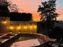 Secluded lodge with spectacular views and hot tub!, hotell nära University of Bath, Bath