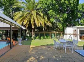 Mawethu Peaceful Garden with covered Pool and Braai area