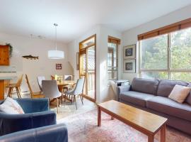 2BR in Symphony close to Whistler Village with Complex Hot Tub and Gas Fireplace，位于惠斯勒的酒店