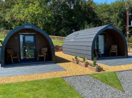 Craigend Farm Holiday Pods - The Curly Coo, hotel in Dumfries