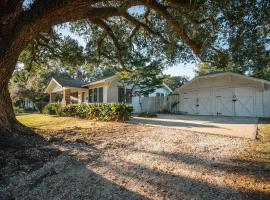 Gulf Coast Craftsman - Cozy, Charming & Central!, cabaña o casa de campo en Gulfport