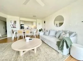 Surfrider - Beach front apartment with pool