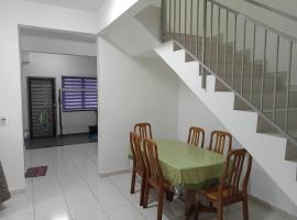 Homestay UmahMak, casa de temporada em Bandar Puncak Alam