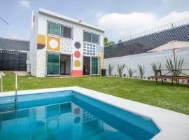Casa con alberca privada y jardin