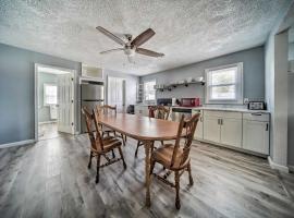 Spacious Geneva House Less Than 5 Mi to The Strip!，Geneva的SPA 飯店