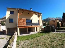 Maison neuve proche de Barcelonnette, hotel v destinaci Jausiers