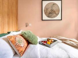 Travellers Tales - A Pod in the Cotswolds