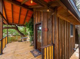 The Starling Treehouse 15 MIN to Magnolia Baylor, hotel v destinaci Elm Mott