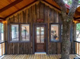 The Warbler Treehouse 15 MIn to Magnolia Baylor