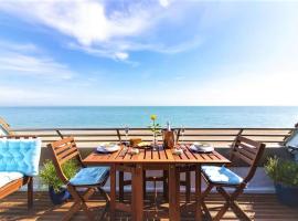 The luxury Beach property - Oceanbreeze, hotel in Sandgate