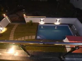 Spicy Mango Ritz Villa - Hill View Villa In Karjat
