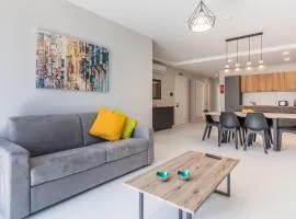 Your home away from home - top floor apt close to the beach & entertainment
