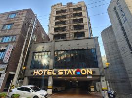 Hotel STAYON, hotell i Geoje 