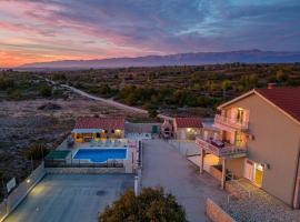 Impressive villa Fenix, salt water pool, wine cellar, football, basketball court, cottage a Donje Biljane
