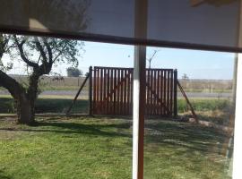 casa de campo a 40 km de Rosario, hotel in Villa Amelia