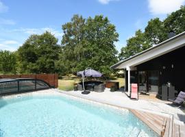Nice holiday home with outdoor pool in Lottorp, Oland, casa vacacional en Löttorp