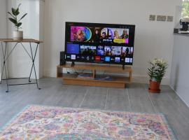 Lovely & Spacious 2-Bedroom Apartment with Balcony and Free Parking, apartment in Oxford