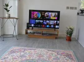 Lovely & Spacious 2-Bedroom Apartment with Balcony and Free Parking