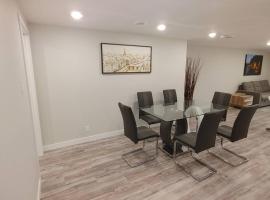 Beautiful 2 bedroom + office basement suite, hotel perto de Laser Quest - Calgary, Calgary