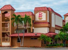 Red Roof Inn PLUS+ & Suites Naples Downtown-5th Ave S, viešbutis su baseinais mieste Neiplsas