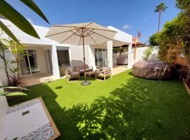 Bungalow de diseño hidromasajes terraza y piscina.，聖巴托洛梅的度假村