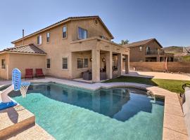 Modern Tucson Home with Patio and Saltwater Pool!, počitniška hiška v mestu Avra