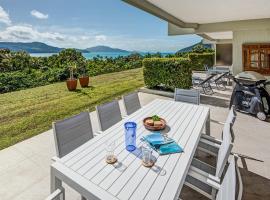 Poinciana Lodge - 3 bedroom - on Hamilton Island by HIHA, chalé em Hamilton Island