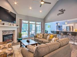 Bright Hopkins Home with Game Room and Fire Pit!, casa de férias em Hopkins