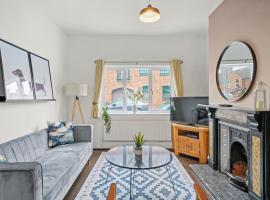 Central House with Parking, Pool Table, Super-Fast Wifi and Smart TV with Virgin TV and Netflix by Yoko Property, vacation rental in Northampton