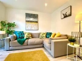 Brand New 2022 Beautiful & Stylish 2 Bedroom Apartment! - 5 Minute Walk to the Best Beach! - Great Location - FREE Parking - Fast WiFi - Smart TV - sleeps up to 4! Close to Bournemouth & Poole Town Centre & Sandbanks