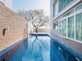 Luxury Pool Villa at Golden Sea Hua Hin，華欣的Villa