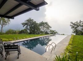 SaffronStays Solasta, Mulshi - infinity pool villa with Mulshi Dam views，Mulshi的有停車位的飯店