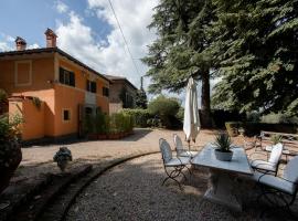 White Elegant and Charming Country House near Rome, sveitagisting í Rocca di Papa