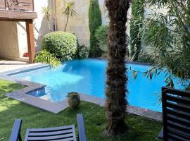 Maison d'une chambre avec piscine privee jardin clos et wifi a Libournea, hotel en Libourne