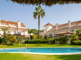 Nice Home In Nuevo Portil With Outdoor Swimming Pool And 3 Bedrooms, casă de vacanță din El Portil