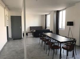 Appartement 10 pers face gare SNCF Appart Hotel le Cygne A, דירה בבורז'ה