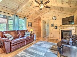 Clover Cabin with Hot Tub and Deck in Hocking Hills!, vilă din Logan