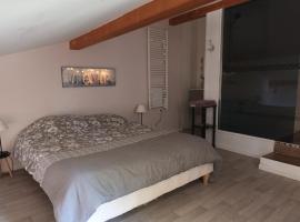 Appartement T2 au cœur du village、Cléon-dʼAndranの駐車場付きホテル