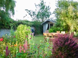 Duck Cottage - Grade II Listed cottage, village location, nr Holt, holiday home in Letheringsett