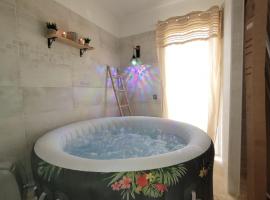 Viesnīca ar burbuļvannu Villa 6 couchages spa privatif, accès direct mer, piscine pilsētā Lebarkaresa