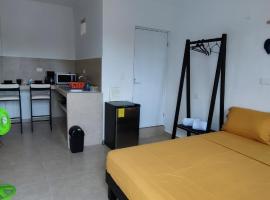 Casa en Mahahual cerca de la playa D3, hotell i Mahahual